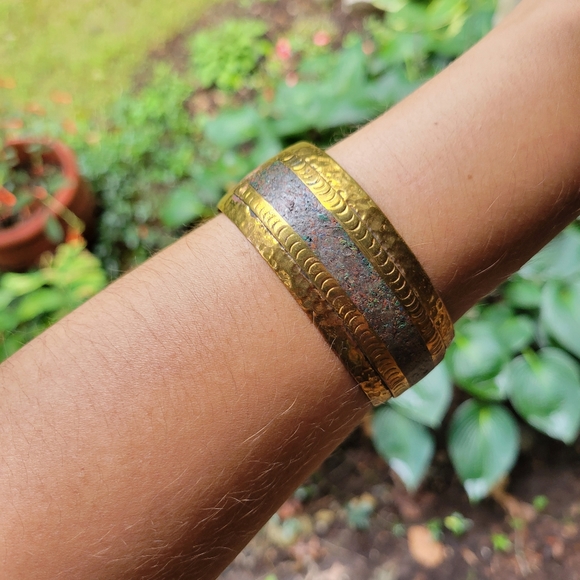 *RARE* Vintage Designer Celia / Andrea Harms Hammered Brass Cuff Bracelet - Picture 7 of 16